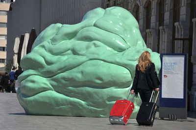 巨人の吸殻？マナー違反にユーモアで対抗、フランス