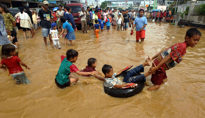 インドネシア洪水被害、避難19万人、死者20人に - インドネシア