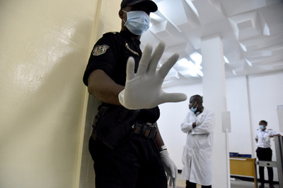 エボラ感染者のスクリーニング検査、出国時の方が効果的 研究