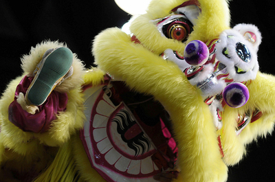 旧正月の開始を祝い、パナマで中国伝統の獅子舞を披露