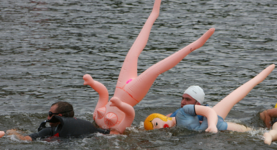 ダッチワイフと泳ぐ水泳大会、リトアニア