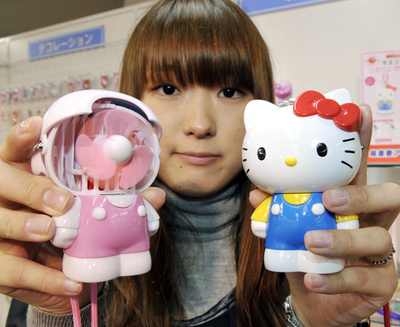 ハローキティの扇風機と携帯充電器