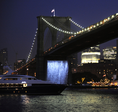 ニューヨークに巨大な滝のアート作品が出現