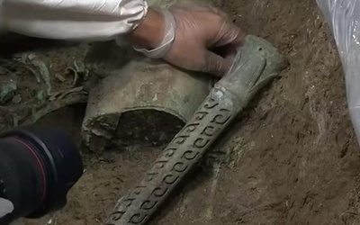 新発見の祭祀坑6カ所から、ほぼ完全な4000点が出土 中国・三星堆