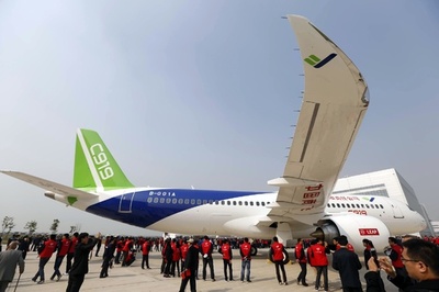 中国・夢の国産ジェット旅客機「C919」、機体完成しお披露目