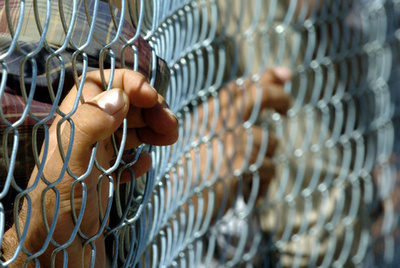 終身刑のマフィアボス、看守の指食いちぎりのみ込む 伊