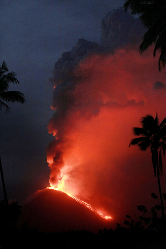 インドネシア・スラウェシ島のソプタン山噴火、警戒レベル引き上げ
