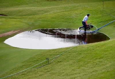 豪雨でコース冠水、暫定首位は3人 AT&Tバイロンネルソン