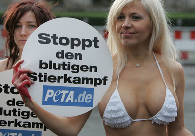 PETA「闘牛廃止を」、在独スペイン大使館前で抗議