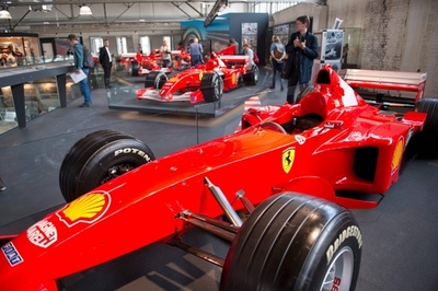 マシンからヘルメットまで シューマッハ氏の私蔵品、独博物館で展示