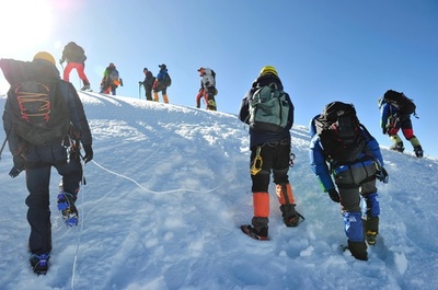 チベット登山大会開催、庶民の登山の夢をかなえる