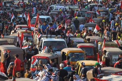 イラク首都で抗議デモ、治安部隊と衝突 発生から1か月