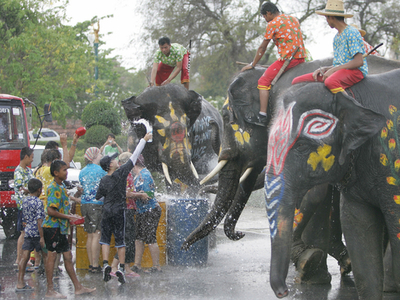 新年を祝うソンクラーン祭が始まる - タイ