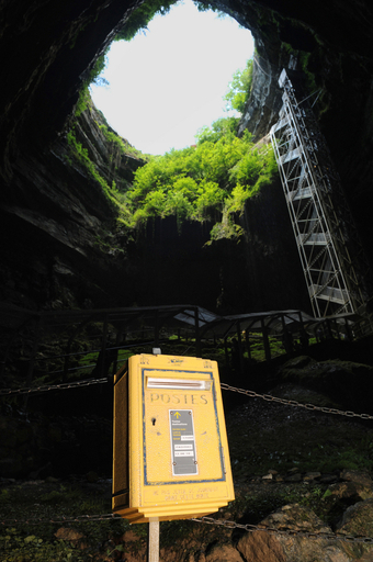 投かんするのも一苦労？地下75mの鍾乳洞に郵便ポスト 仏