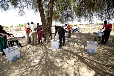 スーダンで大統領選などの投票始まる、初日からトラブル相次ぐ