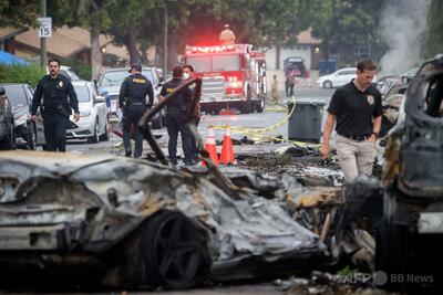 カリフォルニア州の住宅街に小型機墜落、死者も