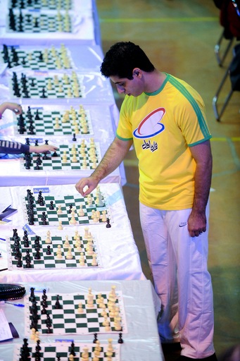 600人とチェス同時対局！ギネス記録達成 イラン