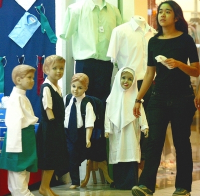 マレーシア公立校の制服は「セクシー」過ぎる、イスラム系団体の非難に反論