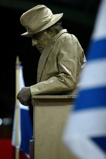 ウルグアイの俳優、胸像に扮して20時間44分