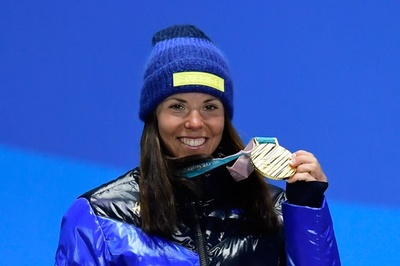 カッラが大会第1号の金メダル、クロスカントリースキー女子スキーアスロン