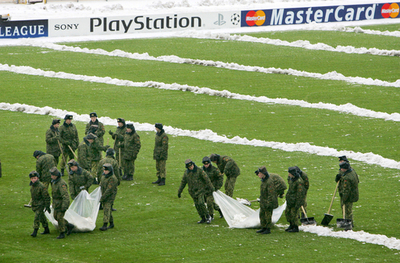 欧州チャンピオンズリーグ戦に備え兵士が雪かき、ベラルーシ