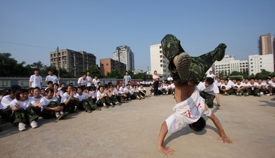 高校生が軍隊式訓練キャンプに参加 中国・重慶