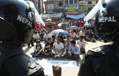悪評のネパール交通警察官、映画スターをマナーの講師に
