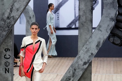 「アクリス」19年春夏コレクション発表