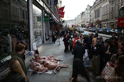 動物愛護団体、大勢が行き交う高級ブランド店前で「ヴィーガンファッション」呼び掛け 英