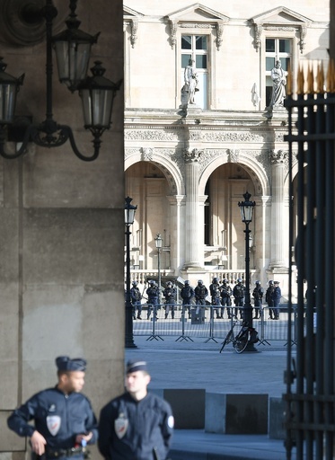 仏ルーブル美術館で刃物男が襲撃、兵士が発砲