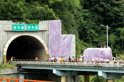 高速バスがトンネルの壁に激突、36人死亡 中国・陝西省