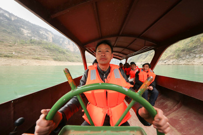 出稼ぎに行く村民送り続ける渓谷の船頭さん 貴州・黔西