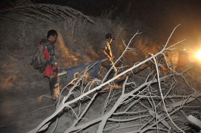 ムラピ山噴火で「山の番人」ら25人死亡