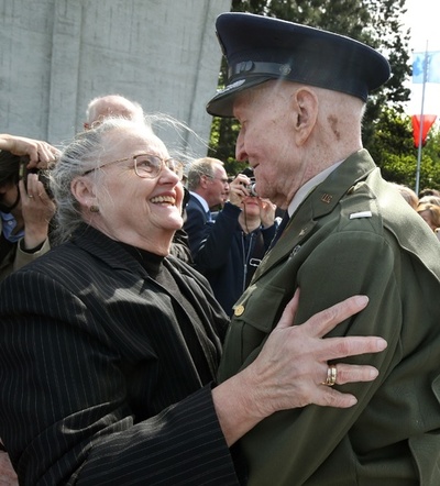 キャンディー投下した米軍パイロット、「ベルリン封鎖」70年越しの交流