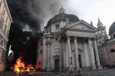 ベルルスコーニ首相不信任案、下院で否決 ローマでは抗議デモ