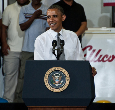 バラク・オバマ米大統領、夫人と娘に「ギャップ」で服を購入