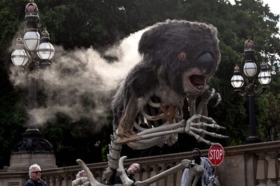 豪メルボルンで環境デモ 不気味なコアラが再登場