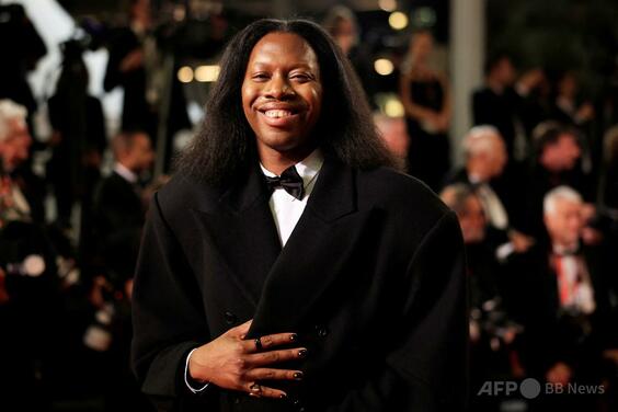 米俳優ジェレミー・ハリスさん釈放、違法薬物密輸容疑 沖縄