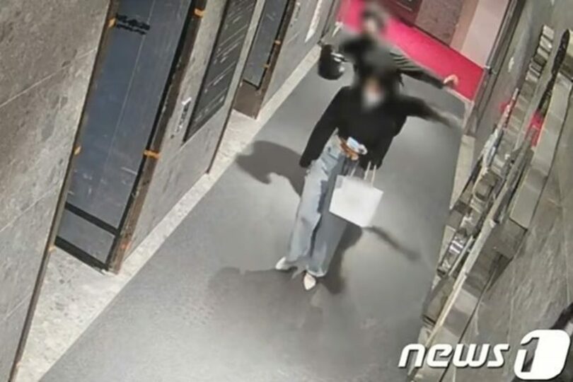 加害者の男が被害者に回し蹴りをする様子＝法律事務所ビンセントのナム・オンホ弁護士提供(c)MONEYTODAY