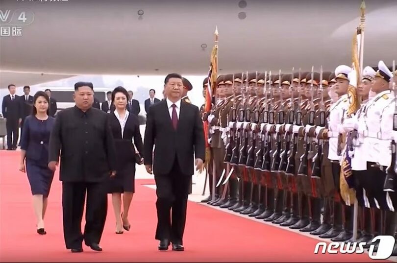 習近平国家主席が2019年の訪朝時、平壌国際空港に出迎えたキム・ジョンウン（金正恩）朝鮮労働党総書記とともに朝鮮人民軍の儀仗隊を査閲している＝中国中央テレビキャプチャー(c)news1