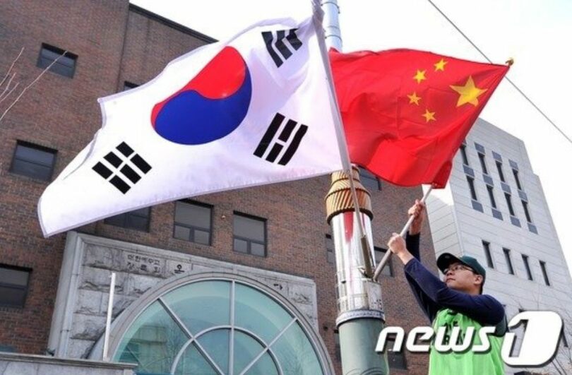 韓国、中国のそれぞれの国旗(c)news1