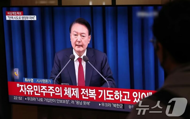 ユン・ソンニョル(尹錫悦)大統領の国民向け談話を伝えるソウル駅待合室のテレビ(c)news1