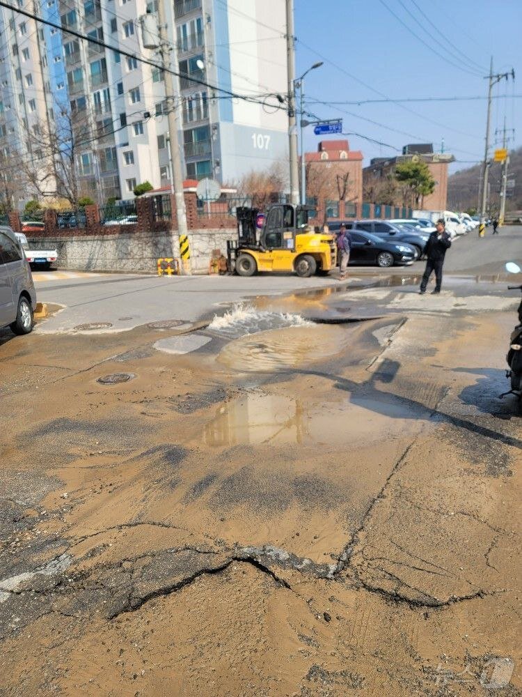 4月1日、京畿道安山市の道路で発生した陥没現場=京畿道消防災難本部提供(c)news1