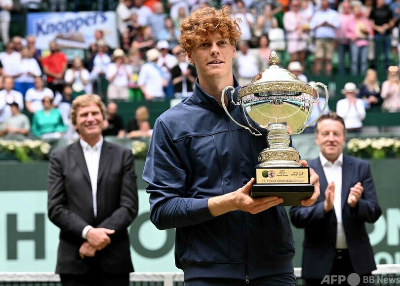シナーが芝で初優勝 ホルカシュ下しテラ・ウォルトマンOP制覇