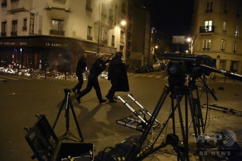 爆竹の音で市民パニック、連続襲撃の悪夢さめぬパリ