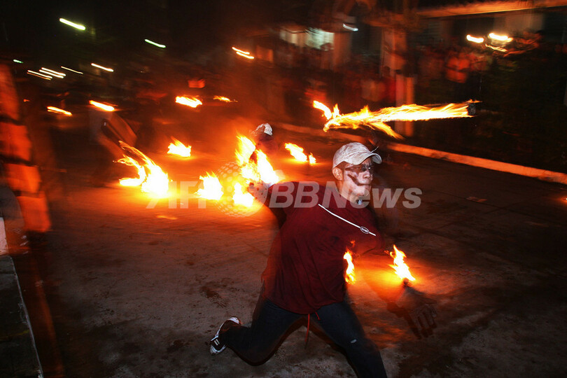 火の玉を投げ合うサンサルバドルの祭り