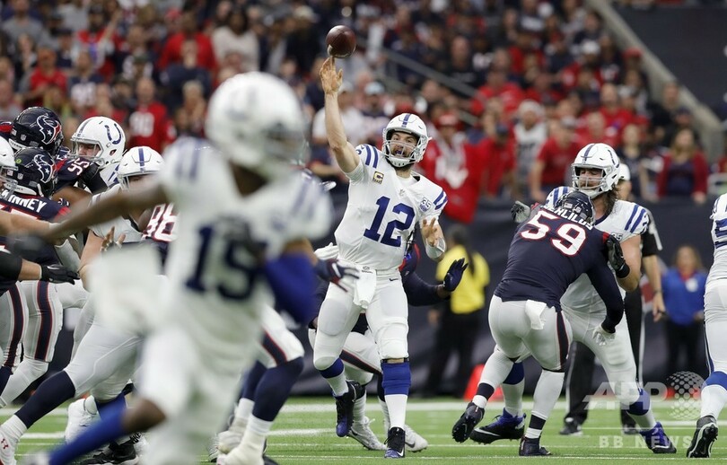 NFLのプレーオフ開幕、カウボーイズとコルツが準決勝へ