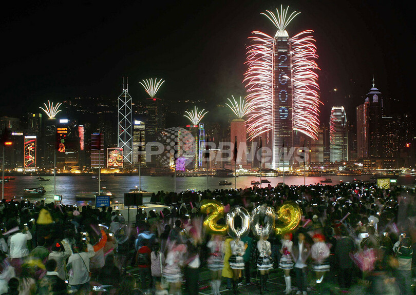 世界各地で新年のイベント、夜空を染める花火