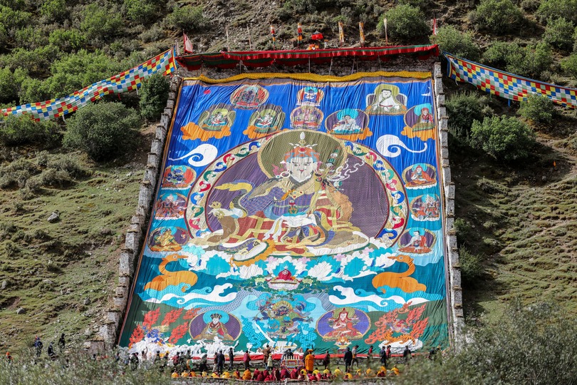 ツルプ寺で巨大仏画の開帳式 チベット自治区