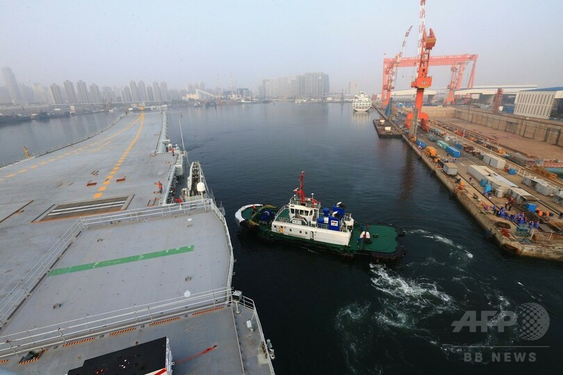 中国初の国産空母が試験航海、2020年までの就役目指す